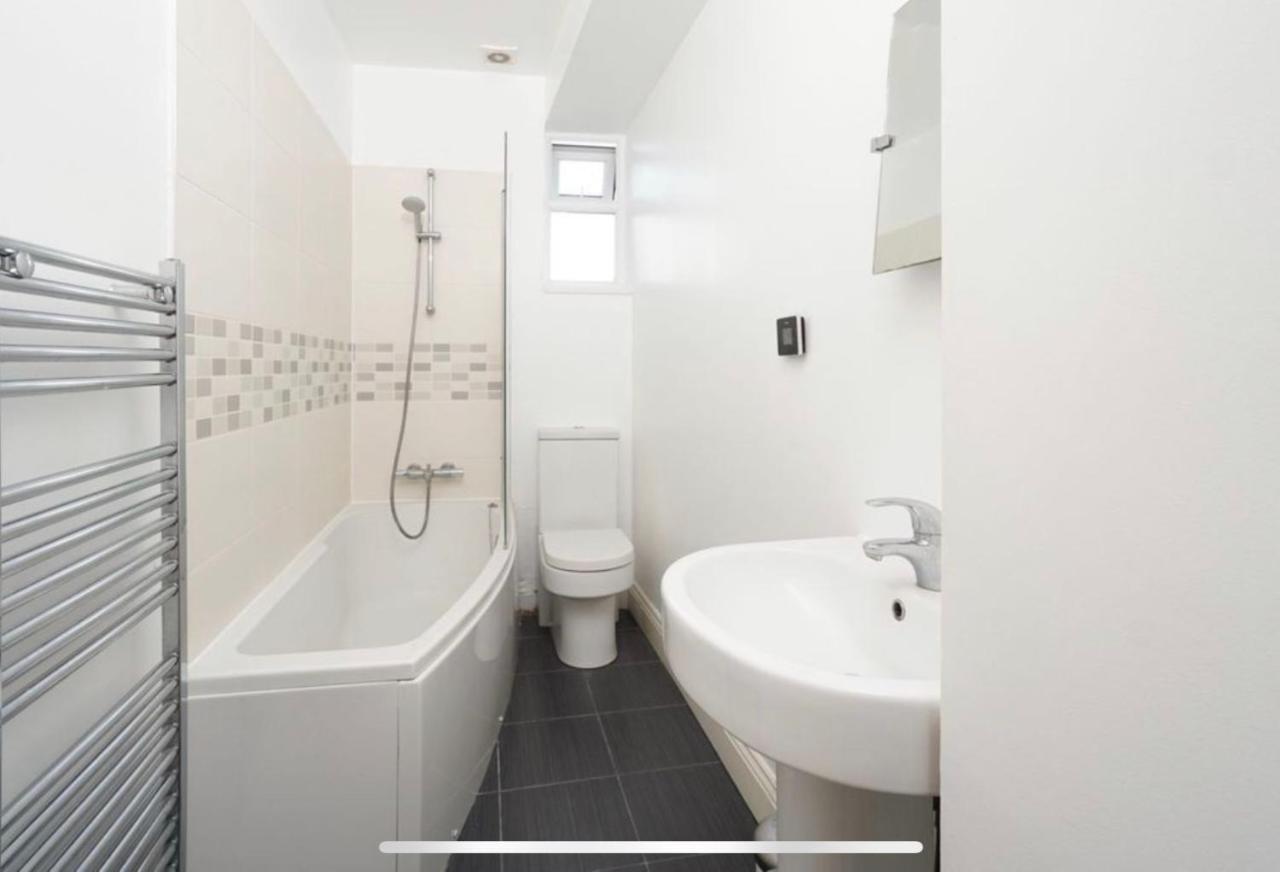 35 Mins To London. 3 Bedrooms. 2 Bathrooms With Garden Casa vacanze Londra